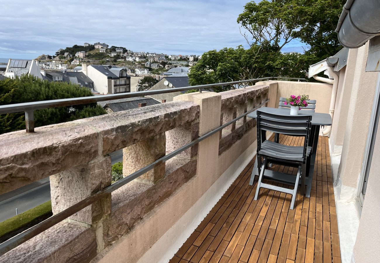 Studio in Pléneuf-Val-André - Studio with large terrace and sea view for 3 