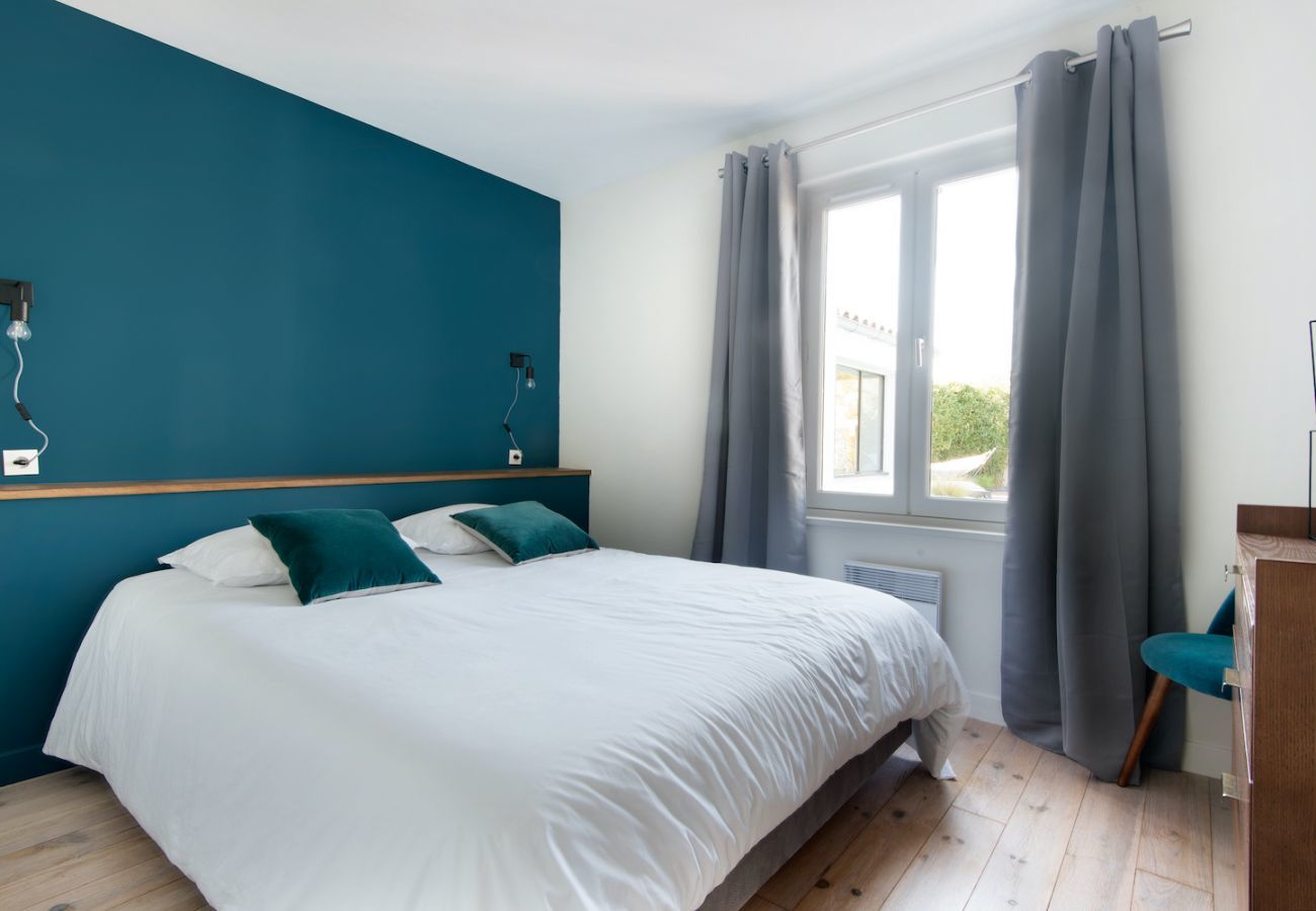 House in La Flotte - Comfortable villa for 12 with a pool
