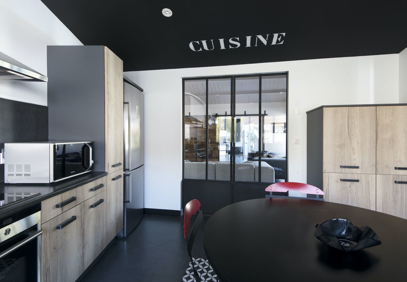 House in La Flotte - Comfortable villa for 12 with a pool