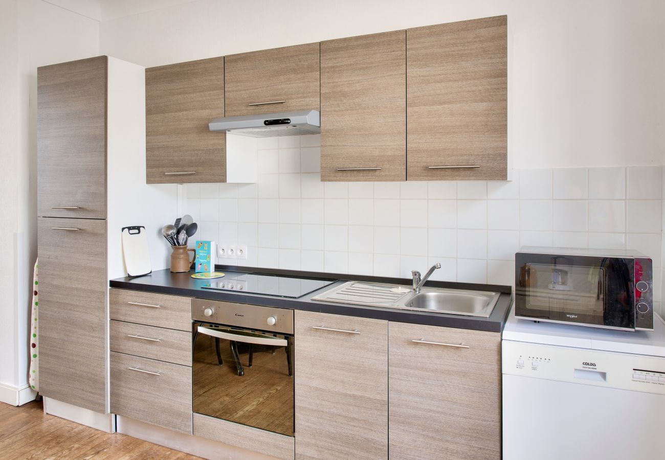 House in Le Guilvinec - 600m from the beach, house for 6 with terrace
