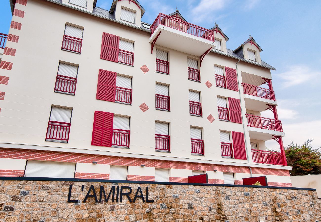 Apartment in Pléneuf-Val-André - Escape for 2 by the sea, 50m from the beach