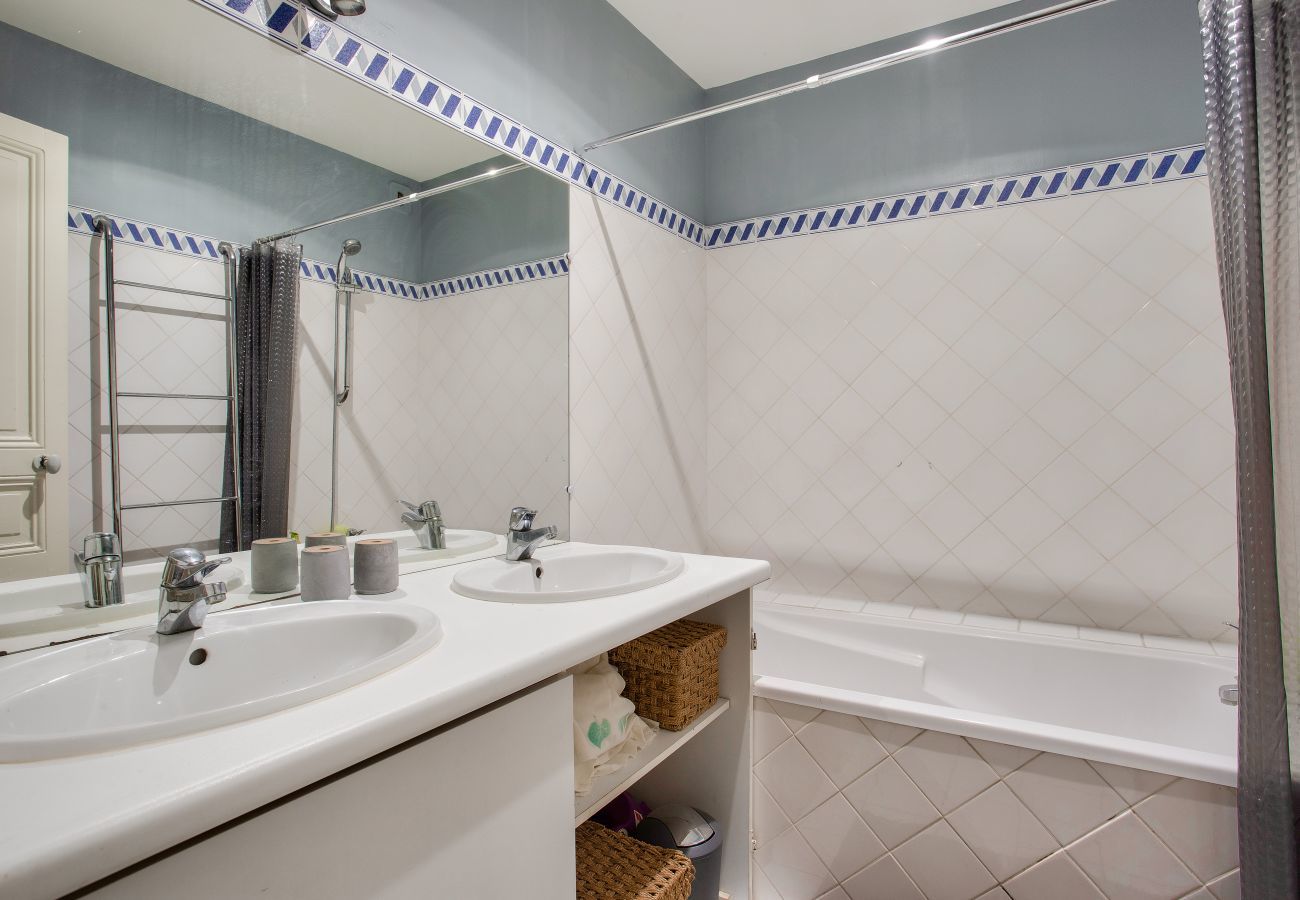 Apartment in Nantes - Escape to Nantes for 4 people