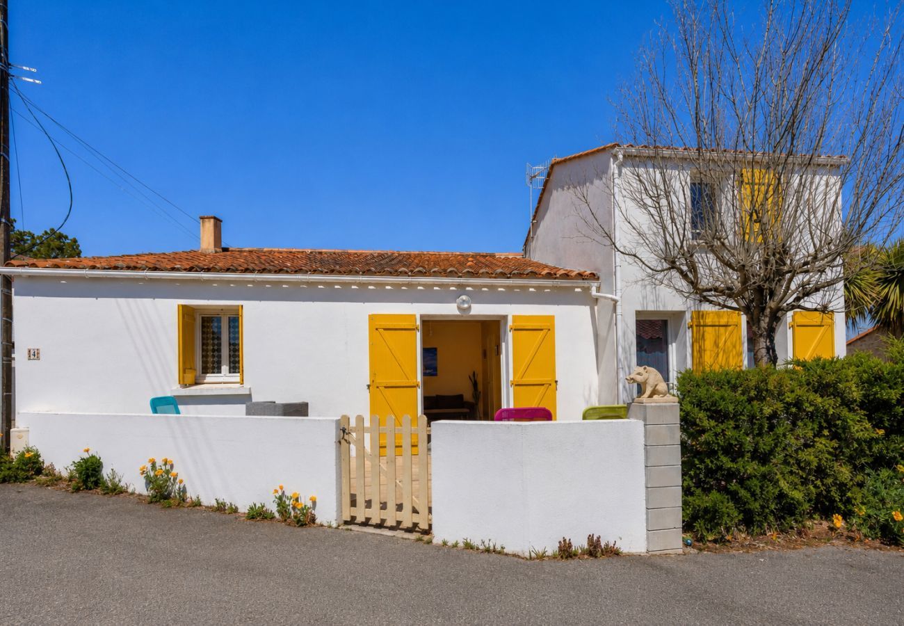 House in La Tranche-sur-Mer - Pretty yellow-shutter house w/ terrace for 6