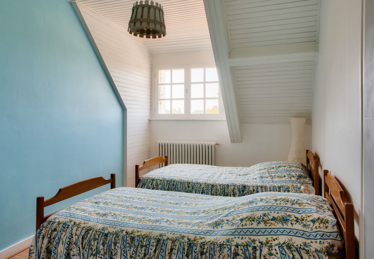 House in Penmarch - Large family home for 8 with garden