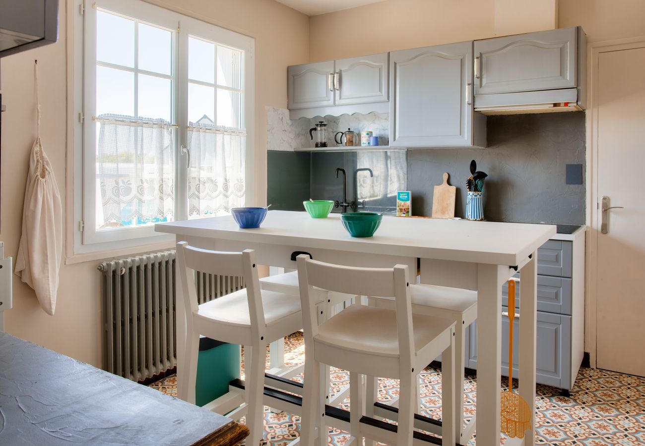 House in Penmarch - Large family home for 8 with garden