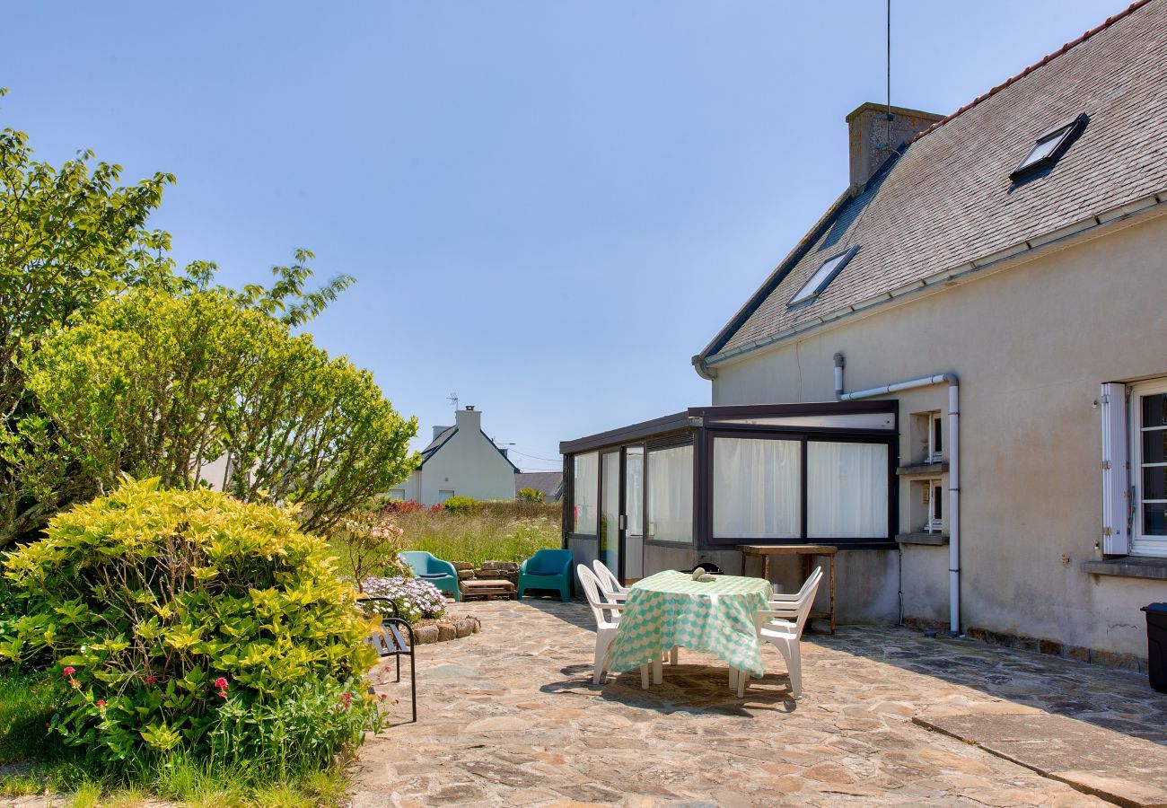 House in Penmarch - Large family home for 8 with garden