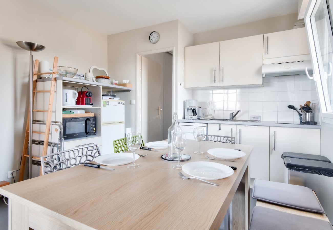 Apartment in Saint-Gilles-Croix-de-Vie - Flat for 4 with sea view and balcony