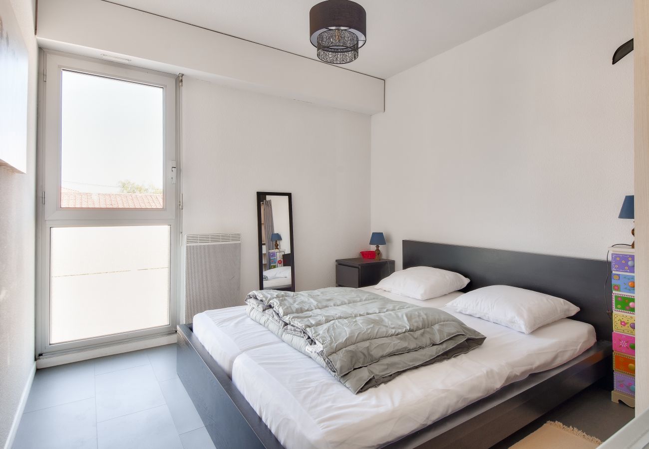 Apartment in Saint-Gilles-Croix-de-Vie - Flat for 4 with sea view and balcony