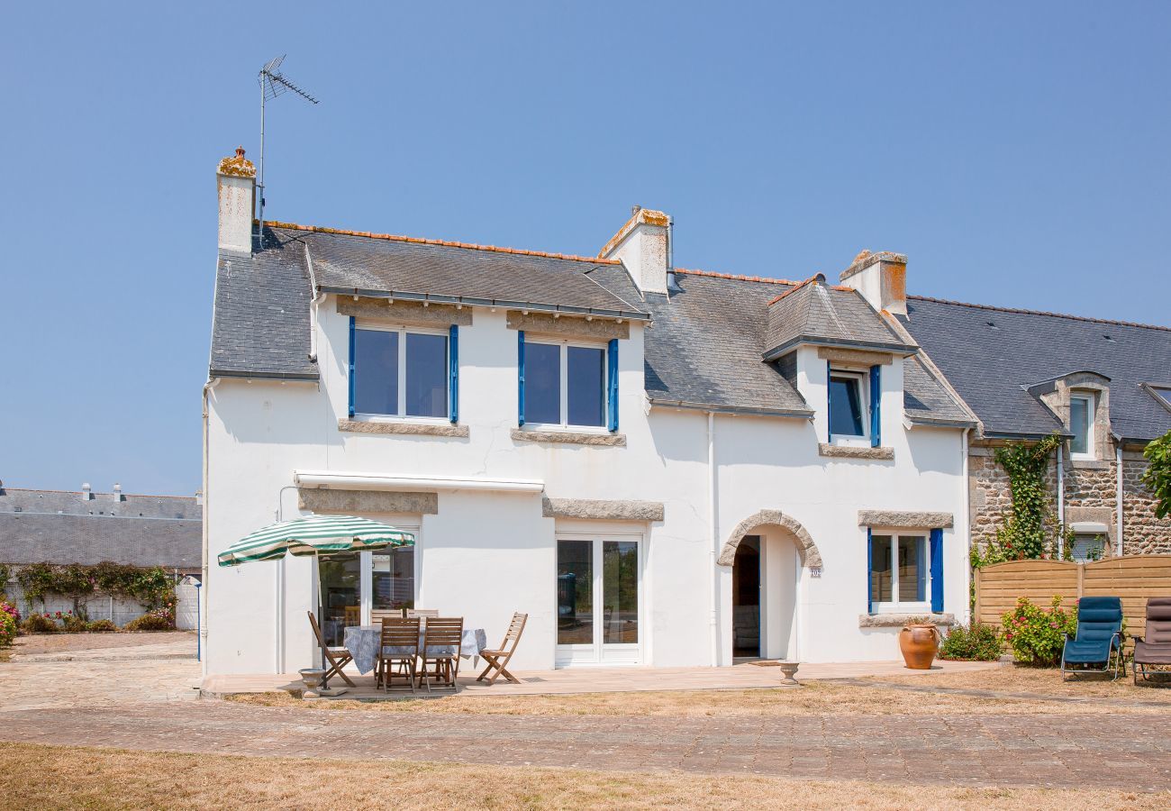 House in Penmarch - Large family home with garden- For 10