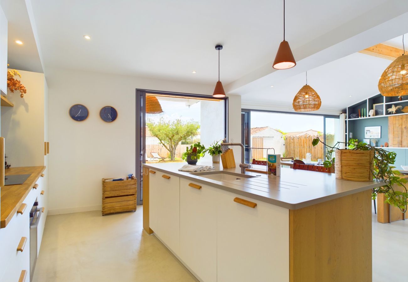 House in Rivedoux-Plage - Architect-designed villa with heated pool and garden