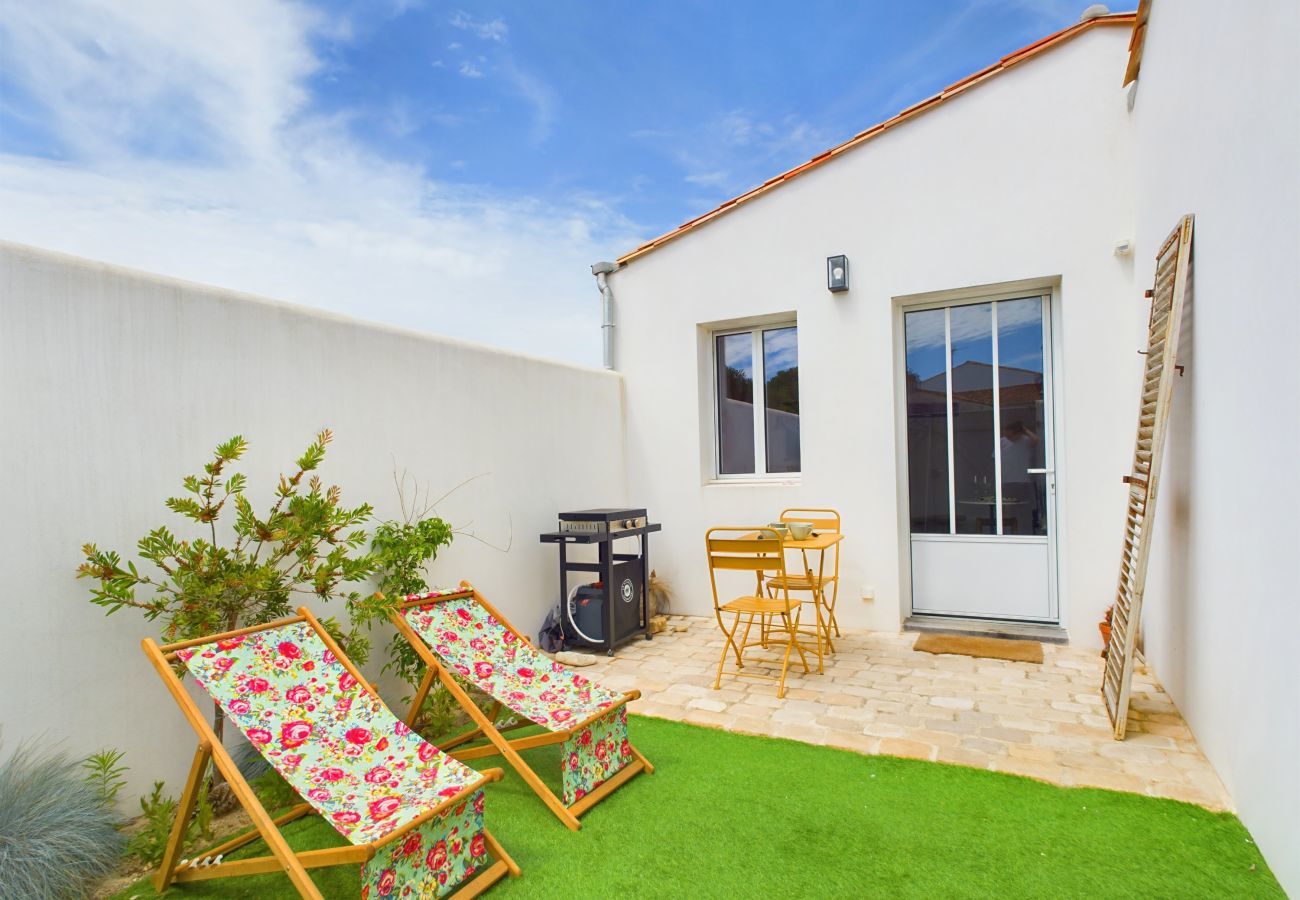 House in Rivedoux-Plage - Architect-designed villa with heated pool and garden