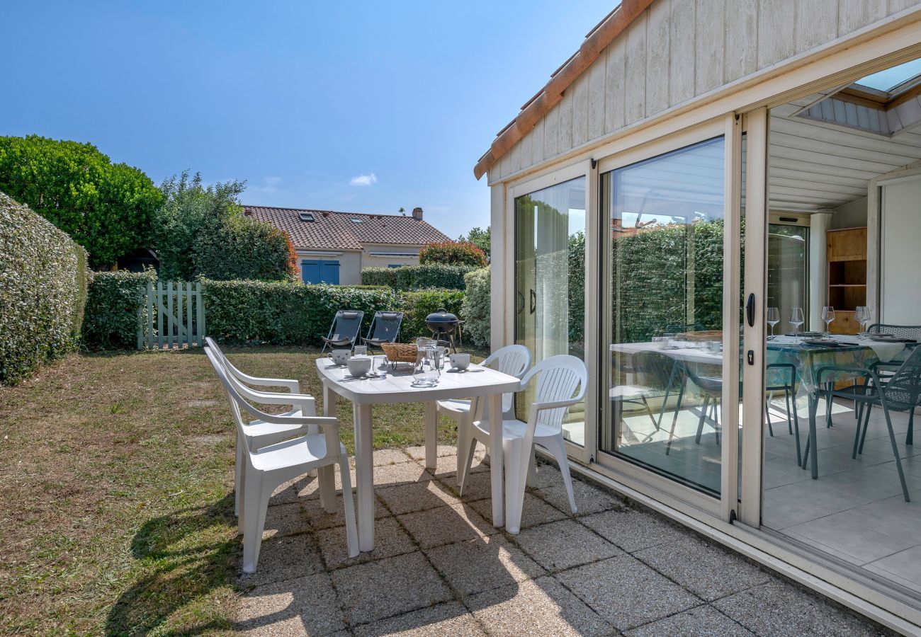 House in Saint-Michel-Chef-Chef - House with a pool at 200m from the beach