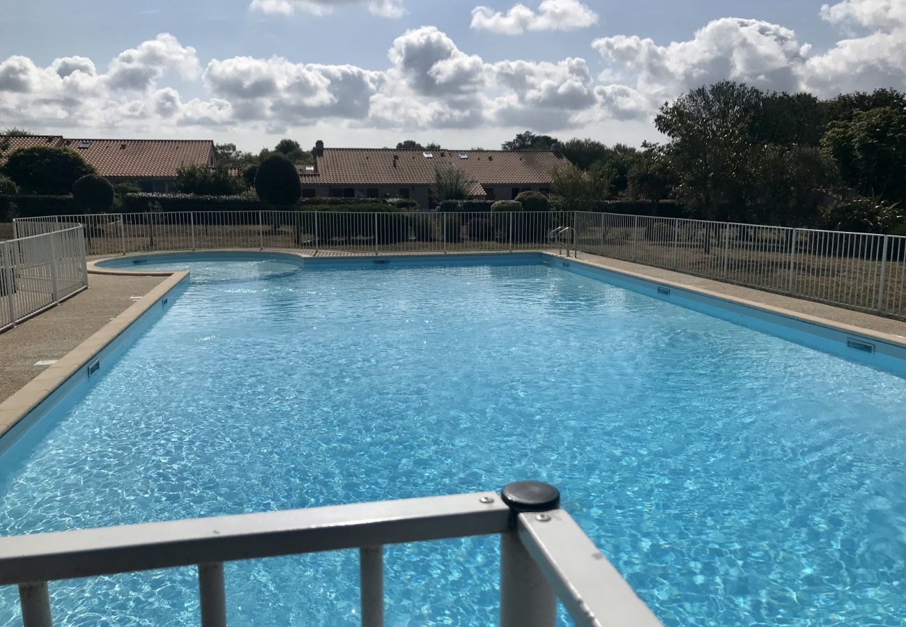 House in Saint-Michel-Chef-Chef - House with a pool at 200m from the beach