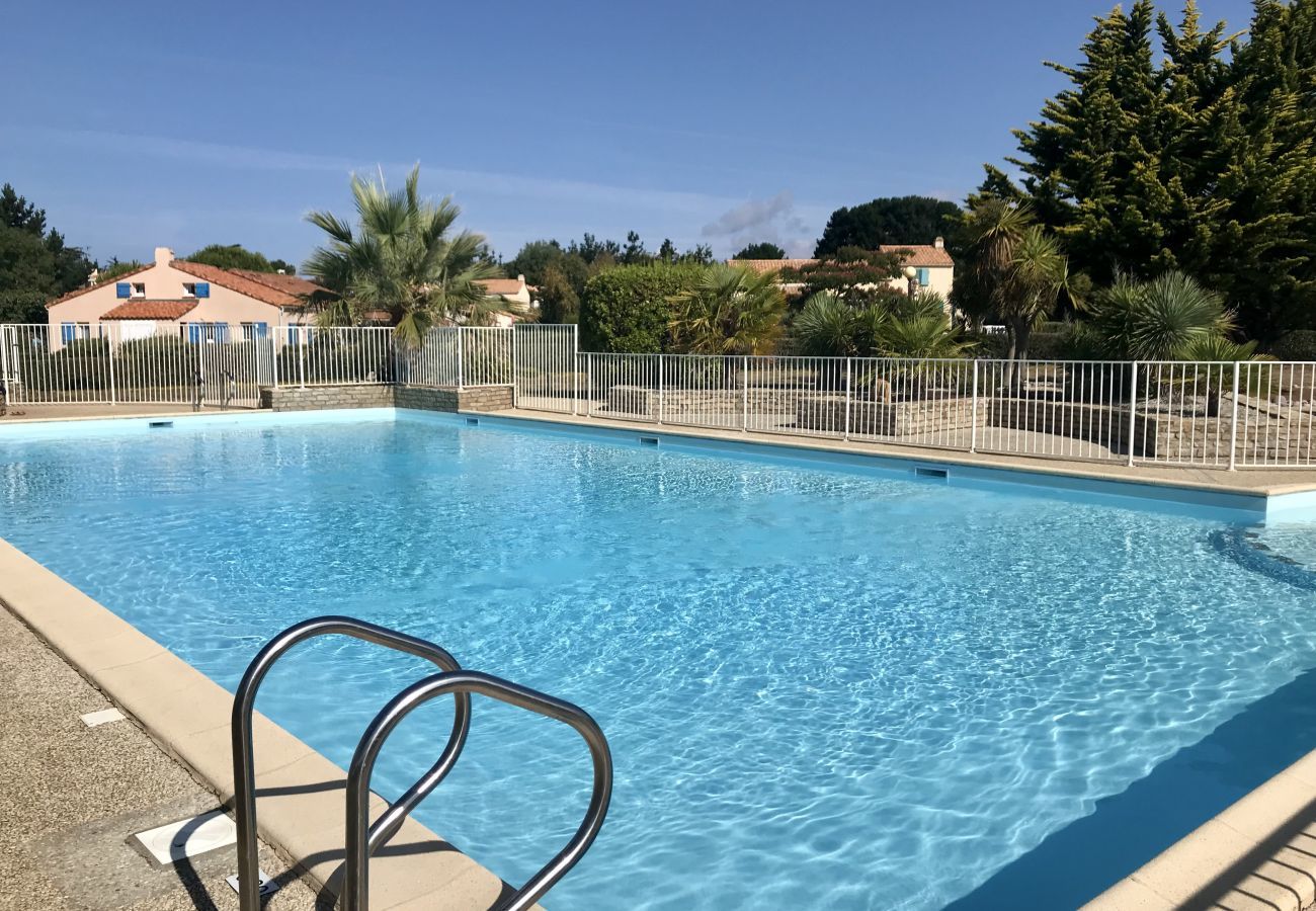 House in Saint-Michel-Chef-Chef - House with a pool at 200m from the beach