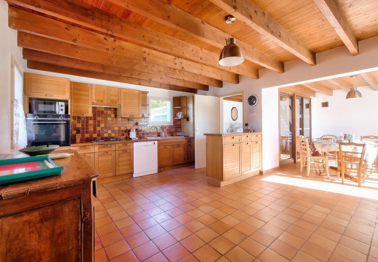 House in Sainte-Marie-de-Ré - Large house for 7 400m from the beach