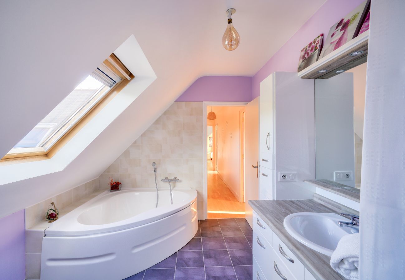 House in Plonéour-Lanvern - Pays Bigouden, maison pour 8 with a pool
