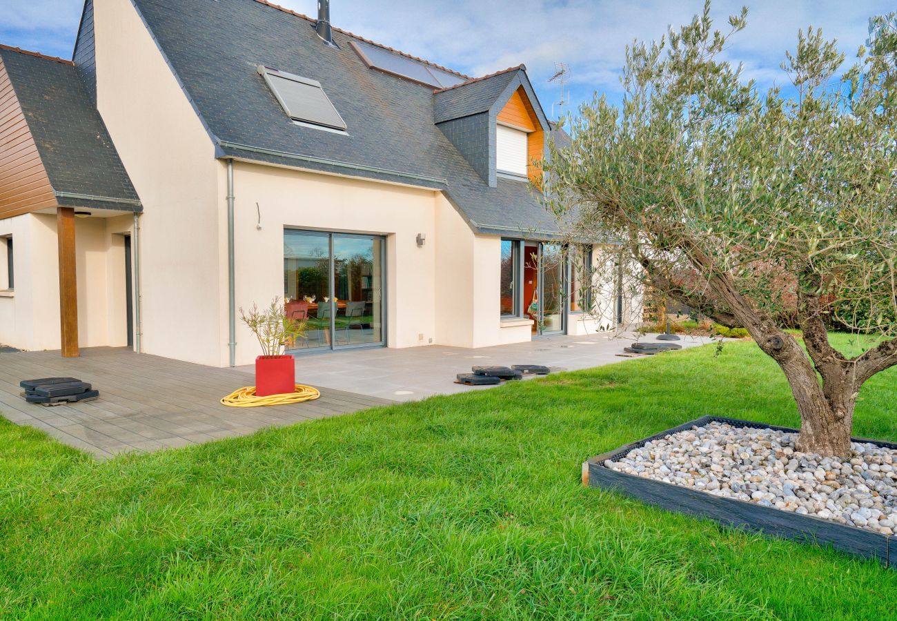 House in Plonéour-Lanvern - Pays Bigouden, maison pour 8 with a pool