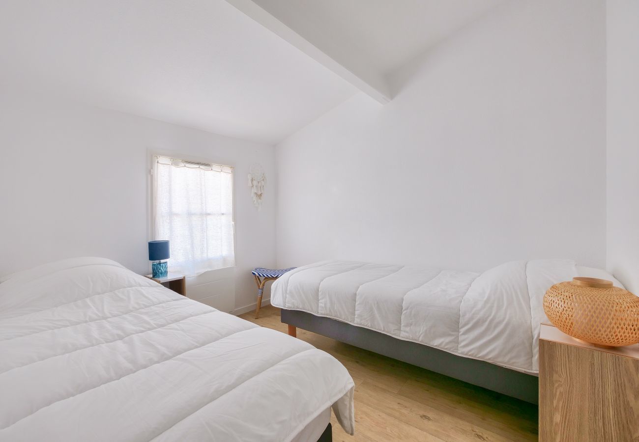 House in Ars-en-Ré - Stay for 4 with swimming pool, near thermal baths