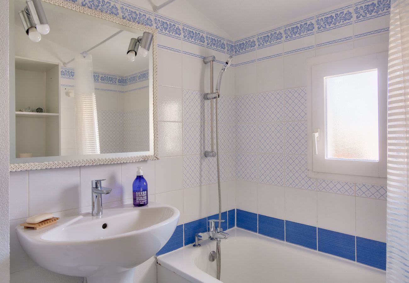 House in Ars-en-Ré - Stay for 4 with swimming pool, near thermal baths