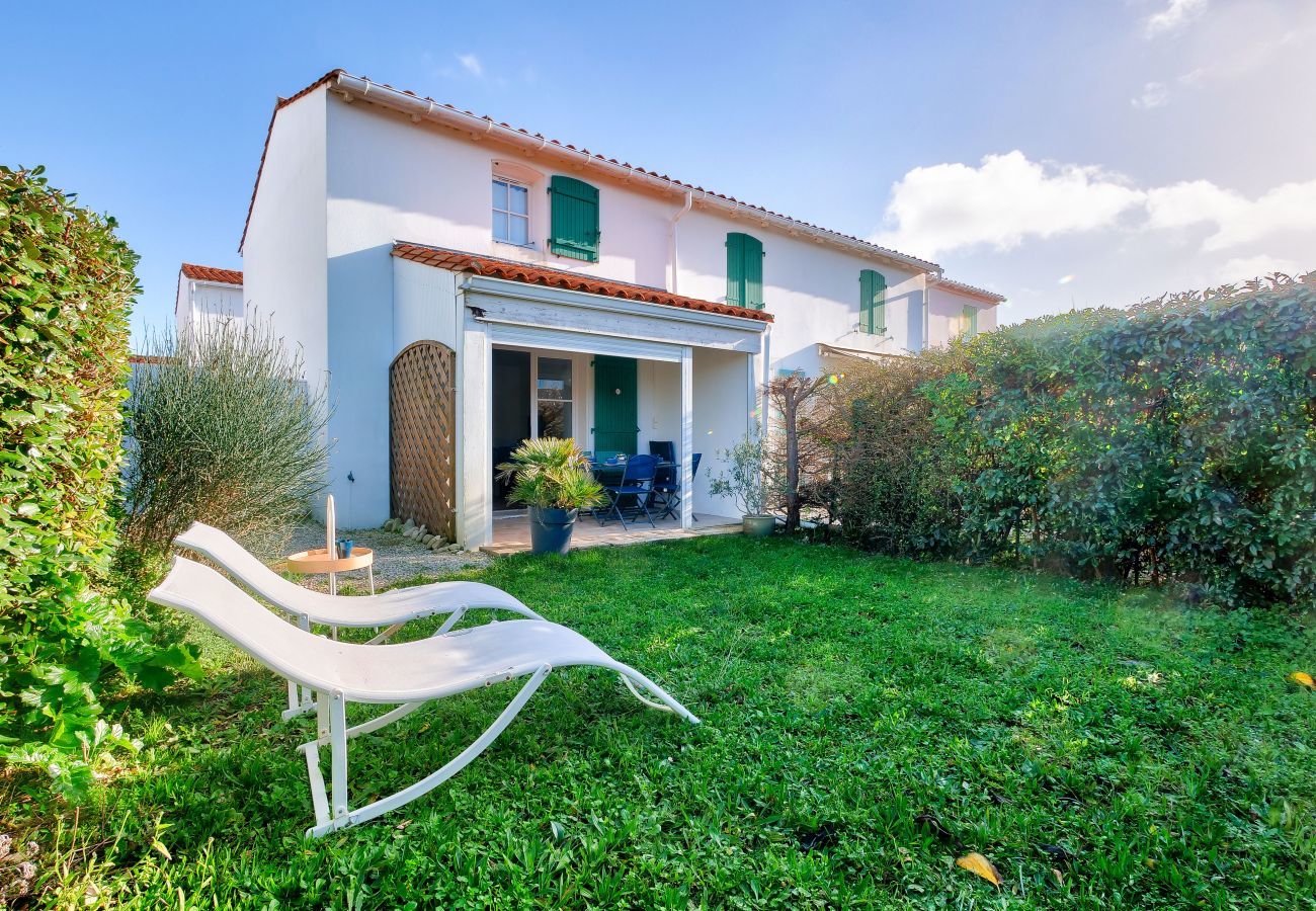 House in Ars-en-Ré - Stay for 4 with swimming pool, near thermal baths
