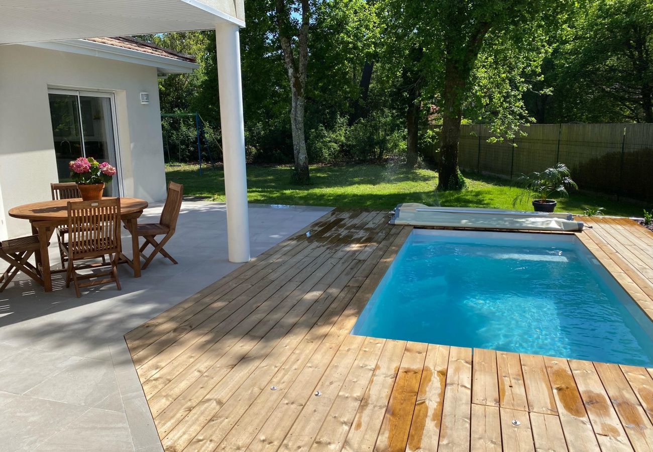 House in Arès - House for 6 -Pool - 150m from the beach in Arès