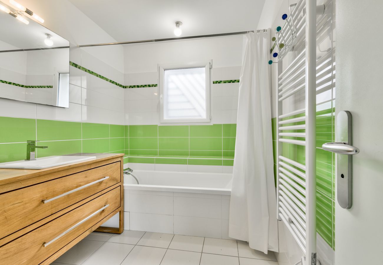 House in Arès - House for 6 -Pool - 150m from the beach in Arès