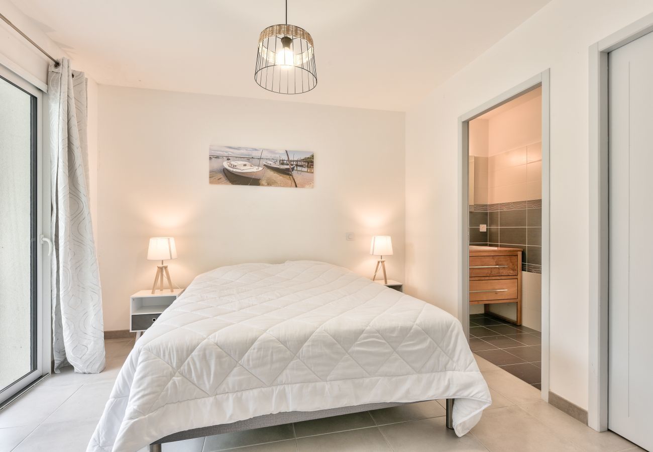 House in Arès - House for 6 -Pool - 150m from the beach in Arès