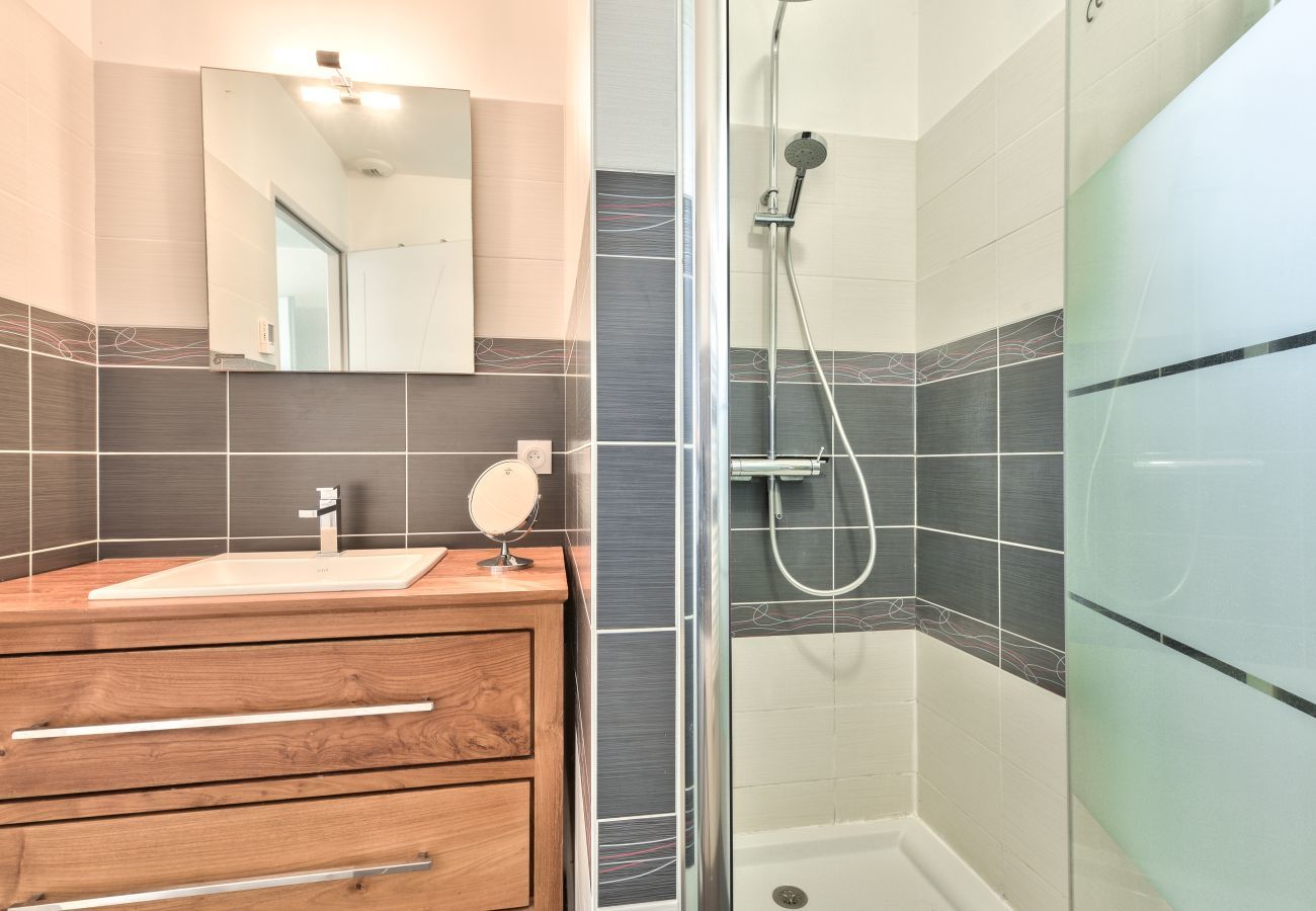 House in Arès - House for 6 -Pool - 150m from the beach in Arès