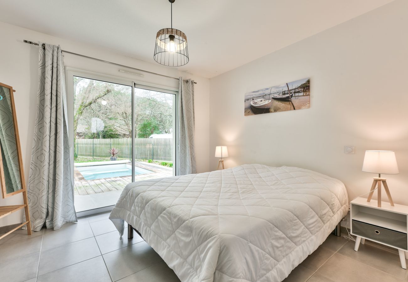 House in Arès - House for 6 -Pool - 150m from the beach in Arès