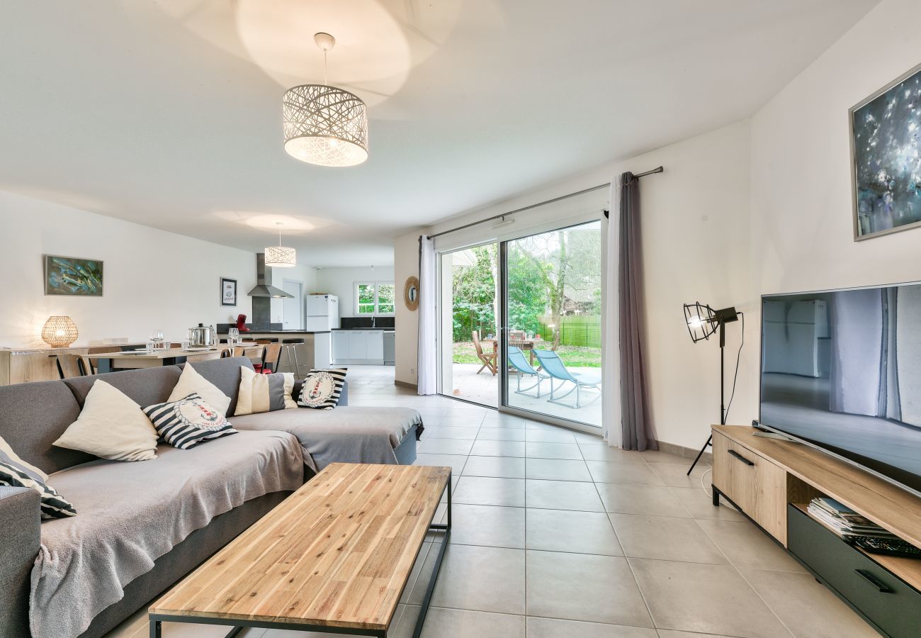House in Arès - House for 6 -Pool - 150m from the beach in Arès
