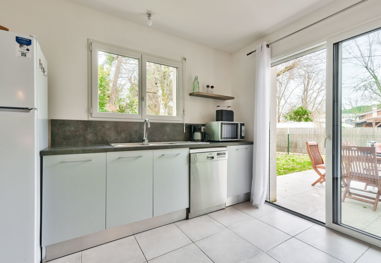 House in Arès - House for 6 -Pool - 150m from the beach in Arès