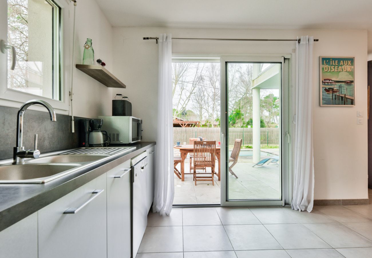 House in Arès - House for 6 -Pool - 150m from the beach in Arès
