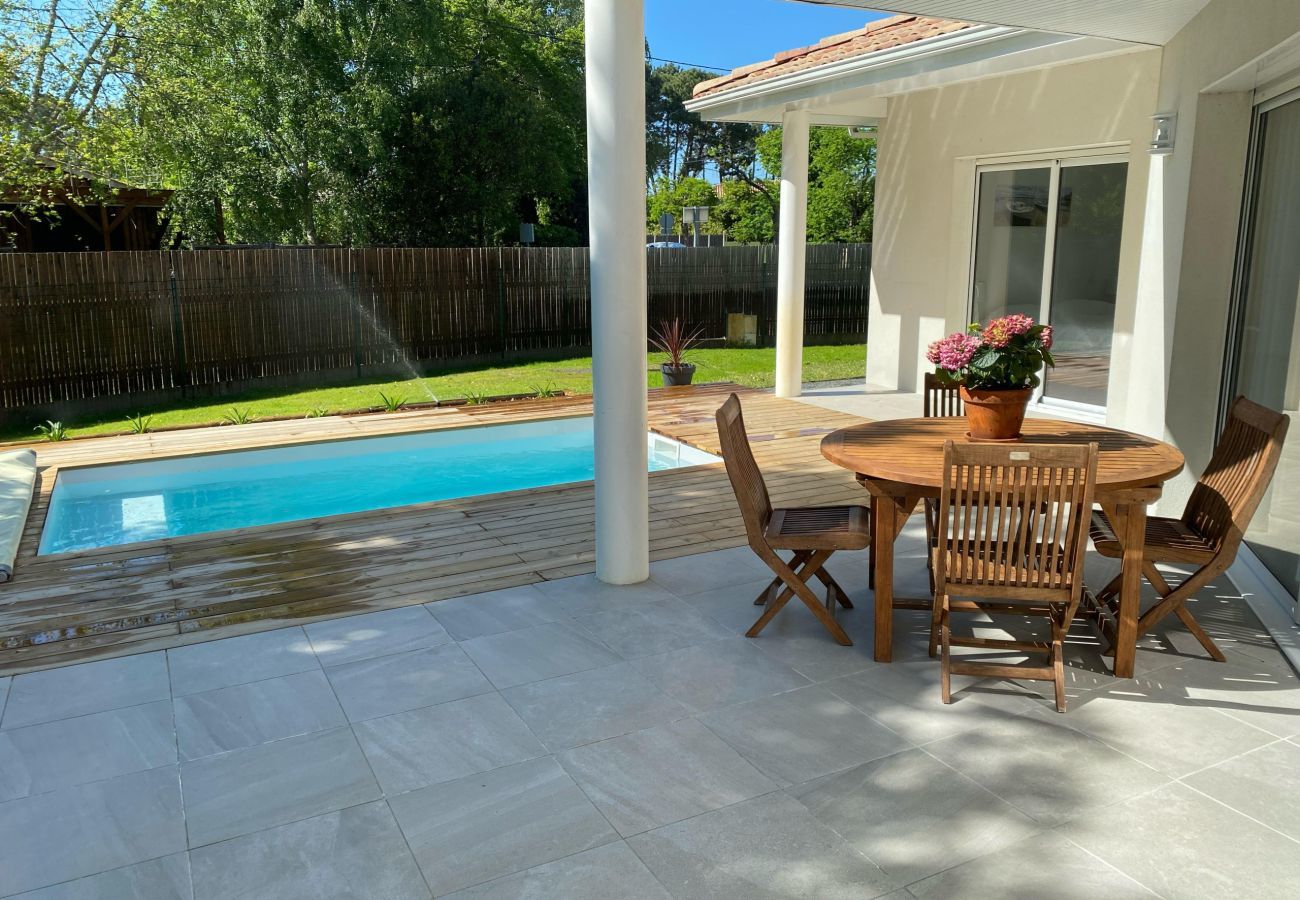 House in Arès - House for 6 -Pool - 150m from the beach in Arès