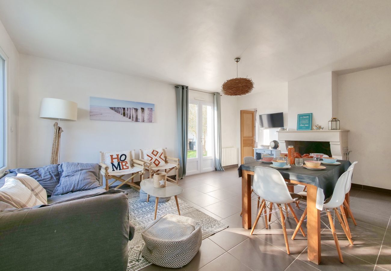 House in Saint-Martin-de-Ré - House with pool for 4 adults and 2 children