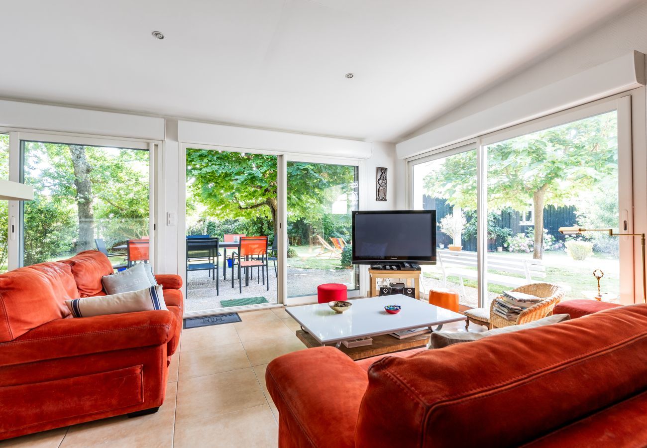 Villa in Andernos-les-Bains - 200m from the beach- House with great garden 