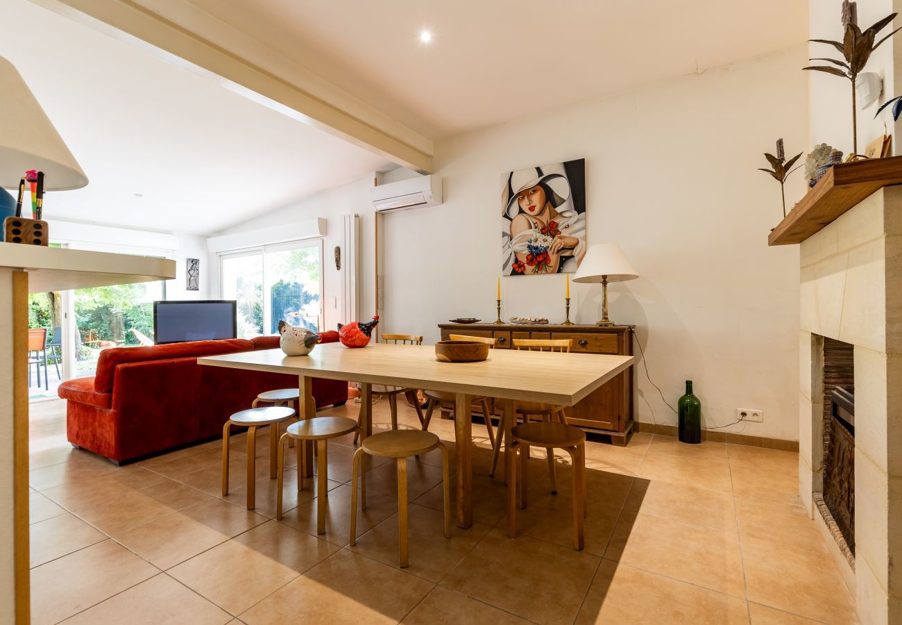 Villa in Andernos-les-Bains - 200m from the beach- House with great garden 