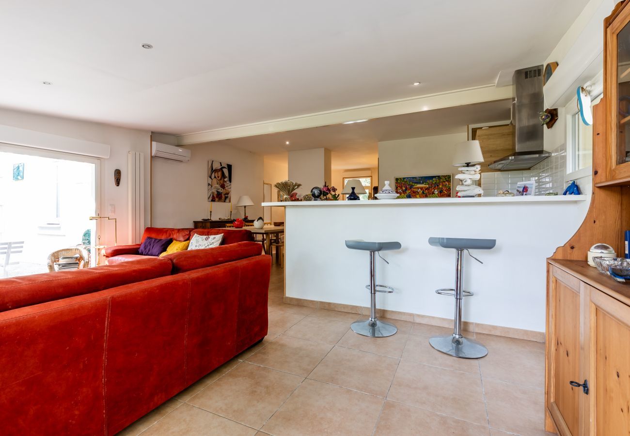 Villa in Andernos-les-Bains - 200m from the beach- House with great garden 