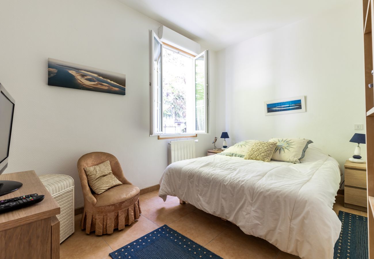 Villa in Andernos-les-Bains - 200m from the beach- House with great garden 