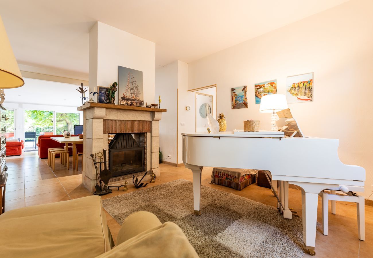 Villa in Andernos-les-Bains - 200m from the beach- House with great garden 