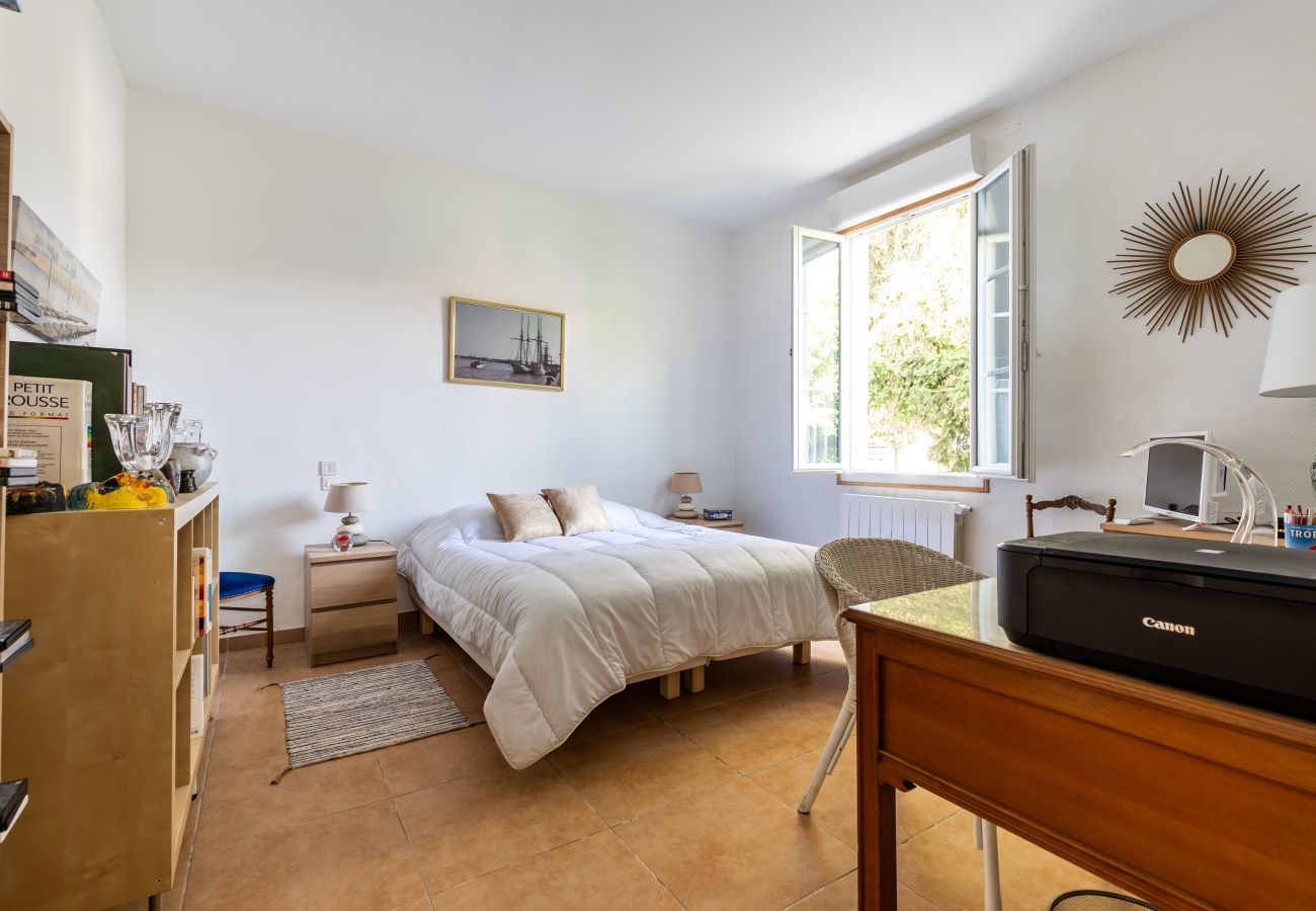 Villa in Andernos-les-Bains - 200m from the beach- House with great garden 