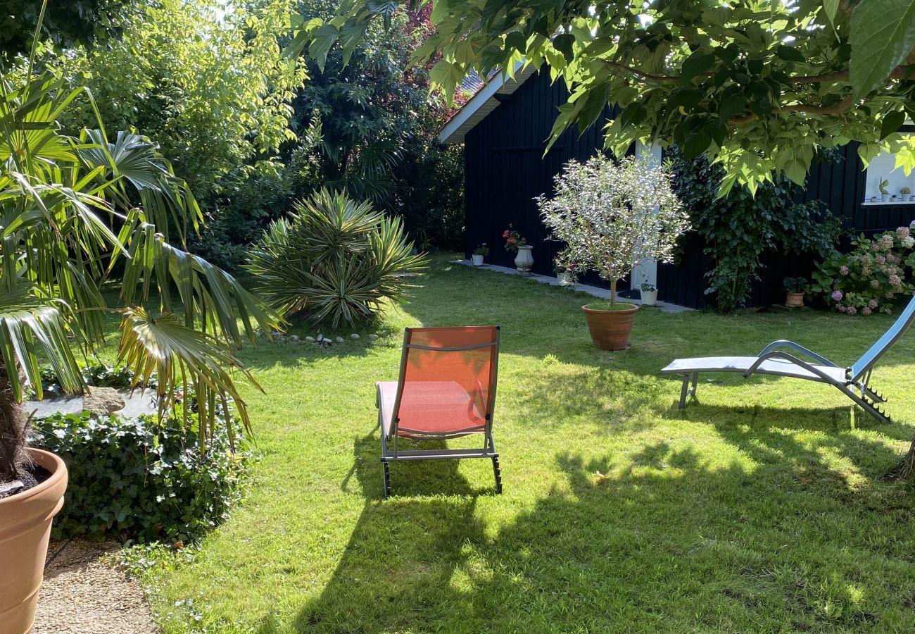 Villa in Andernos-les-Bains - 200m from the beach- House with great garden 