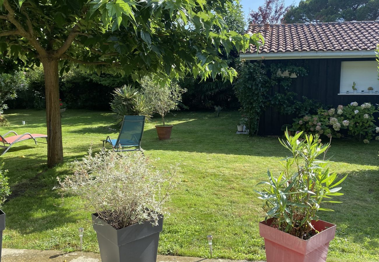 Villa in Andernos-les-Bains - 200m from the beach- House with great garden 