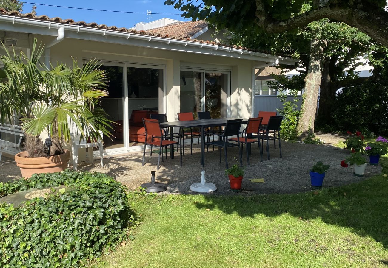 Villa in Andernos-les-Bains - 200m from the beach- House with great garden 