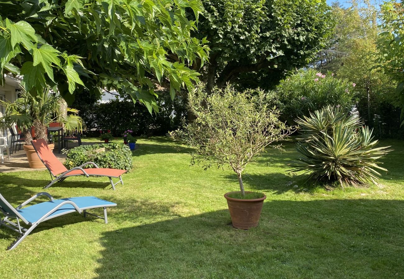 Villa in Andernos-les-Bains - 200m from the beach- House with great garden 