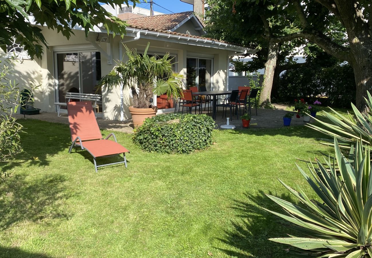 Villa in Andernos-les-Bains - 200m from the beach- House with great garden 