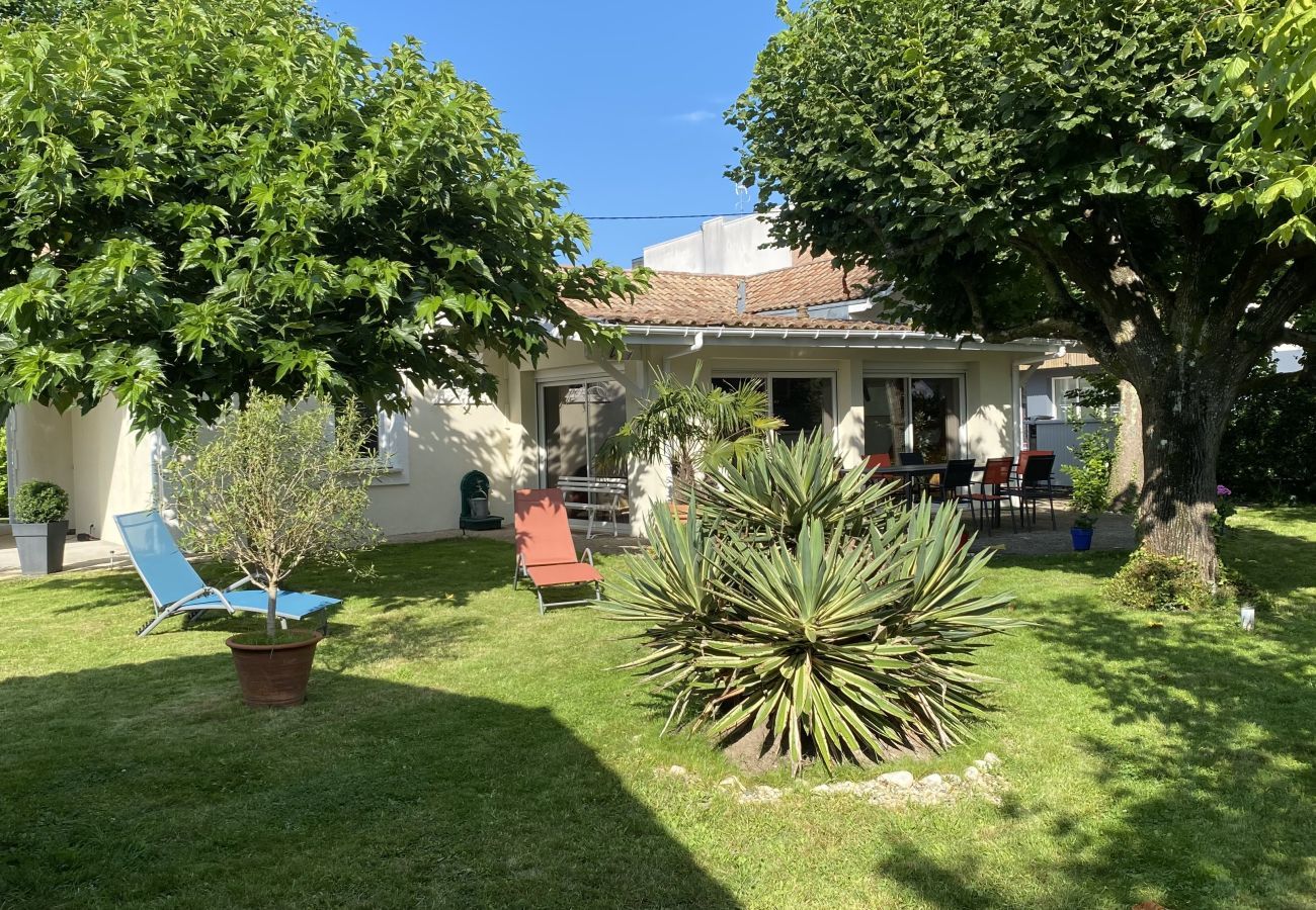 Villa in Andernos-les-Bains - 200m from the beach- House with great garden 