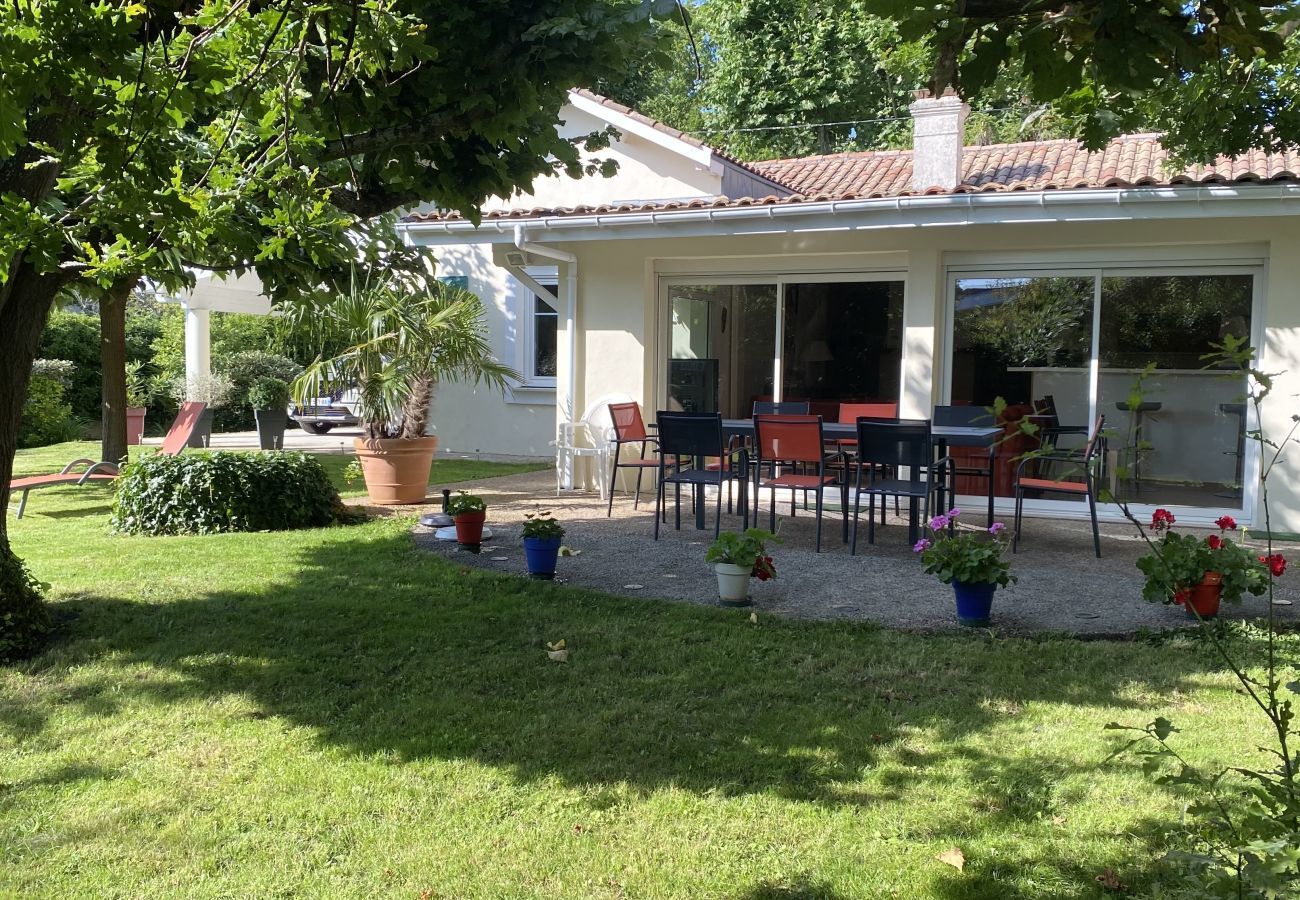 Villa in Andernos-les-Bains - 200m from the beach- House with great garden 