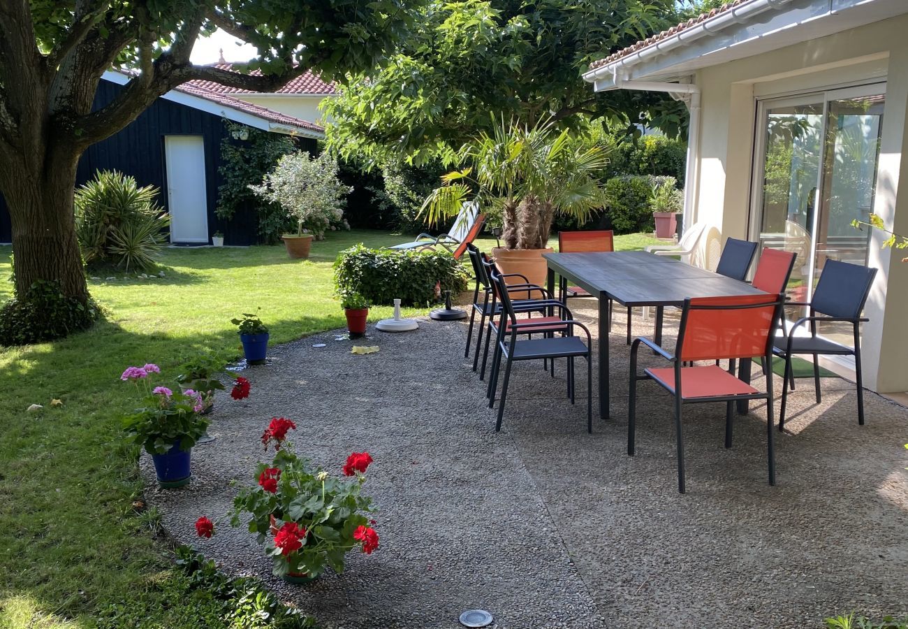Villa in Andernos-les-Bains - 200m from the beach- House with great garden 