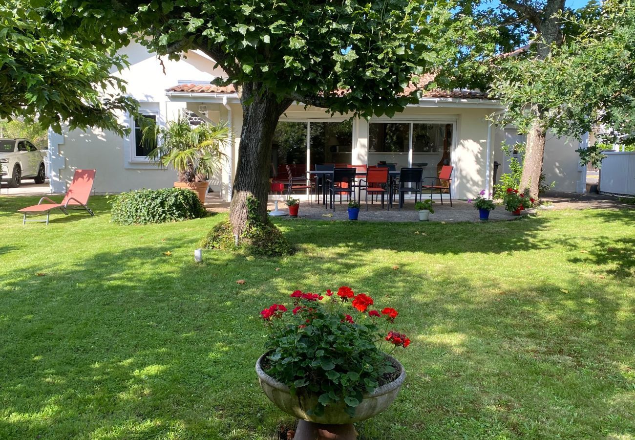 Villa in Andernos-les-Bains - 200m from the beach- House with great garden 