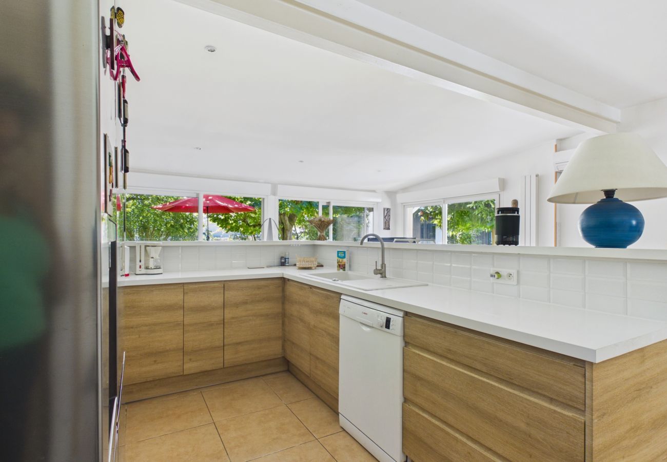 Villa in Andernos-les-Bains - 200m from the beach- House with great garden 